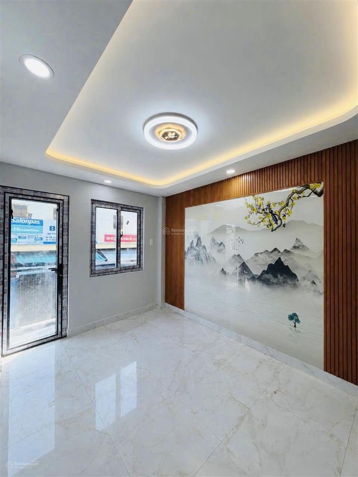 Nhà ngay mặt tiền tiện kinh doanh buôn bán, kế bên bến xe miền tây