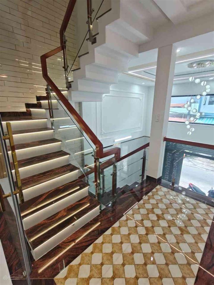 Nhà mặt tiền  tiện kinh doanh mua bán  giá chỉ hơn 8 tỷ xíu còn thương lượng. ngay tên lửa