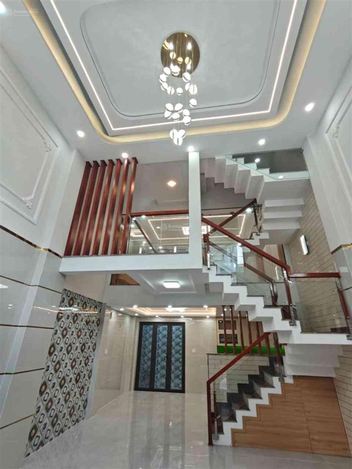 Nhà mặt tiền  tiện kinh doanh mua bán  giá chỉ hơn 8 tỷ xíu còn thương lượng. ngay tên lửa