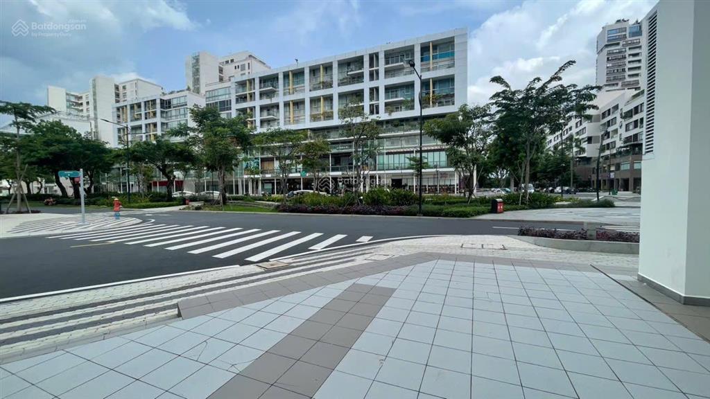 Chính chủ bán căn góc shophouse mặt tiền đường tôn dật tiên giá rẻ thị trường, sẵn hđ thuê đến 2027