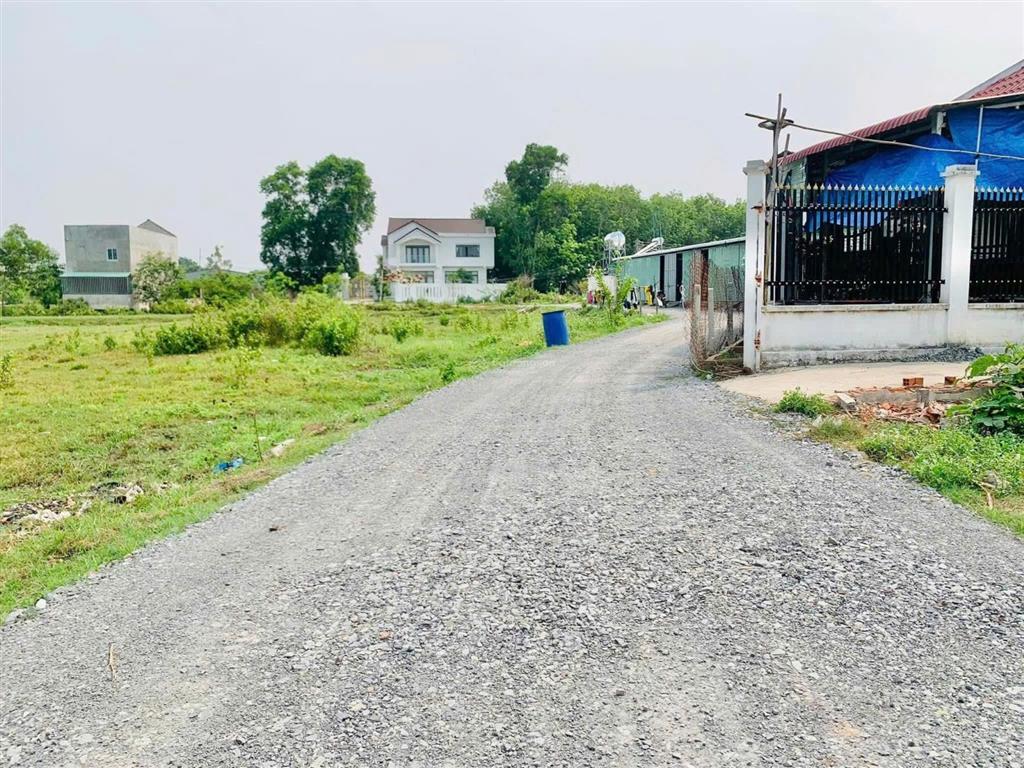 Chủ cần bán gấp trong tết giá giảm còn 900tr(dt5x20m)kdc hiện hữu xã phước thạnh.  0902 850 *** xem