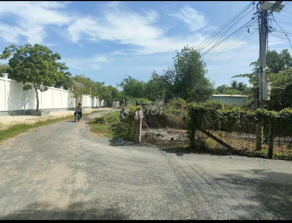 Chủ cần bán gấp trong tết giá giảm còn 900tr(dt5x20m)kdc hiện hữu xã phước thạnh.  0902 850 *** xem