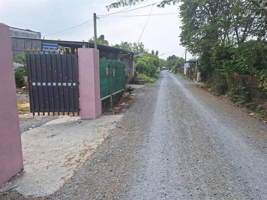 Chú 3 cần bán lô đất vườn với dt 434m2 hiện trạng xây cổng tường rào. giá 1 tỷ 650tr.  0902 850 ***