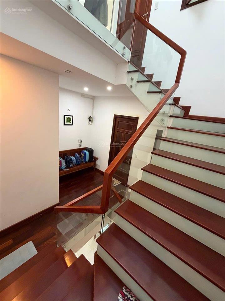 Nhà 3 tầng thiết kế hiện đại full công năng sổ đỏ vuông vức