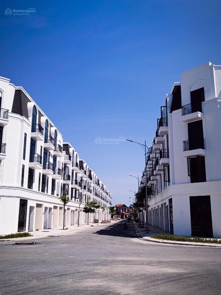 Con tự đi bộ đi học  bố mẹ thảnh thơi sống xanh tại phân khu phú quý vlasta thủy nguyên.