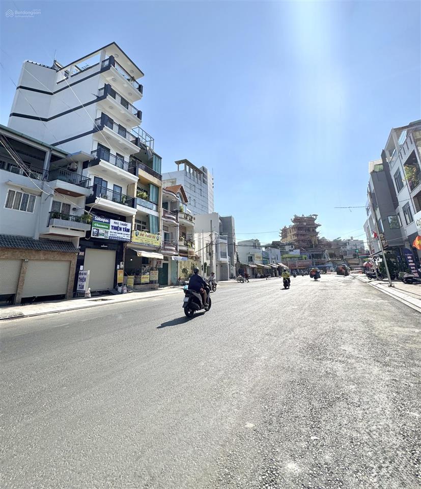 Gần chợ bà chiểu  nhà nát (7 x 20) ô tô vào nhà, 40m ra mặt tiền chu văn an  xây chdv, biệt thự