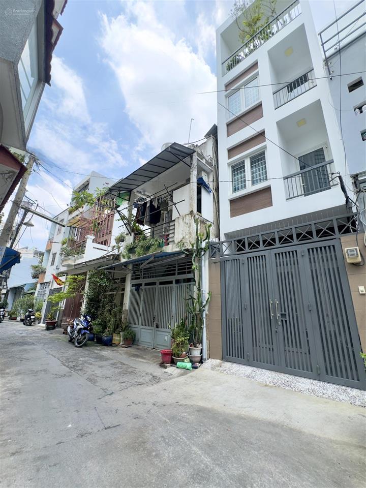 Giáp phú nhuận  nhà nát (4.1 x 15) hẻm 5m, oto vào nhà  không quy hoạch. hàng hiếm trong khu vực
