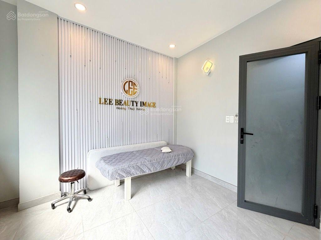 Vị trí đẹp sát phan xích long  hẻm oto  3tầng (5.2 x 8) có sân thượng  chủ để lại hết nội thất.