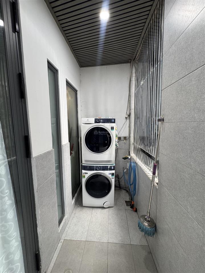 Vị trí đẹp sát phan xích long  hẻm oto  3tầng (5.2 x 8) có sân thượng  chủ để lại hết nội thất.