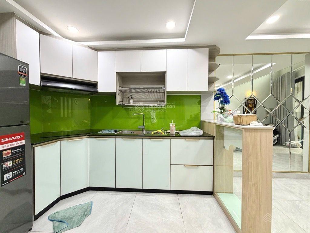 Vị trí đẹp sát phan xích long  hẻm oto  3tầng (5.2 x 8) có sân thượng  chủ để lại hết nội thất.