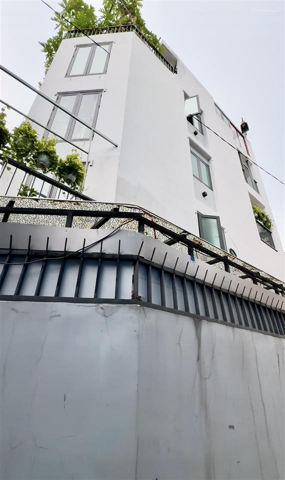 Sân trước nhà 12m, ô tô đỗ thoải mái  4 tầng (4.5 x 11m) (5pn) sân rộng. nhà 3 mặt thoáng
