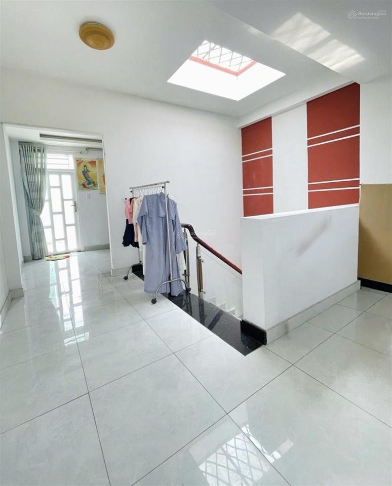 Mặt tiền thụt nguyễn văn công  4tầng (4.5 x 16.5) (5pn)  oto vào nhà  vị trí đẹp tiện kinh doanh