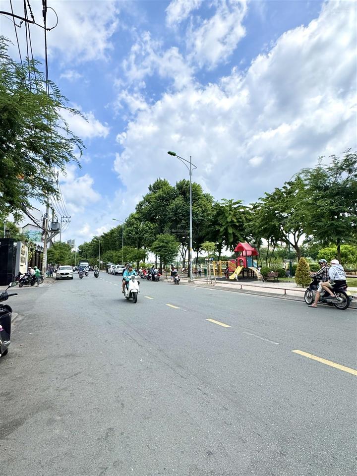Gấp bán giảm 600tr  nhà nát, oto vào nhà (3.7 x 13) ngay công viên tầm vu