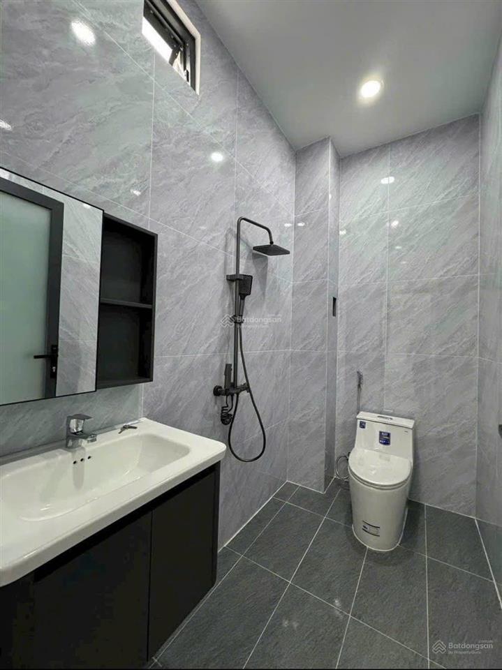 Nhà mới xây 5x23m, 1trệt, 1lầu, 3phòng ngủ, 3wc, có chỗ để xe hơi.