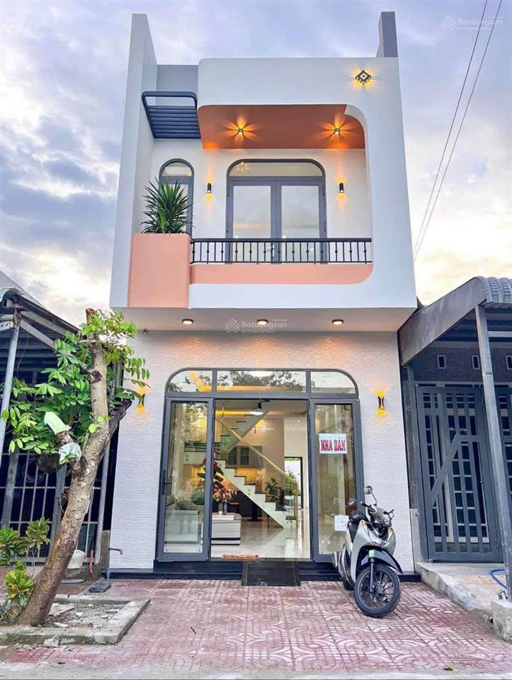 Nhà mới xây 5x23m, 1trệt, 1lầu, 3phòng ngủ, 3wc, có chỗ để xe hơi.