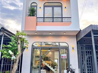 Nhà mới xây 5x23m, 1trệt, 1lầu, 3phòng ngủ, 3wc, có chỗ để xe hơi.