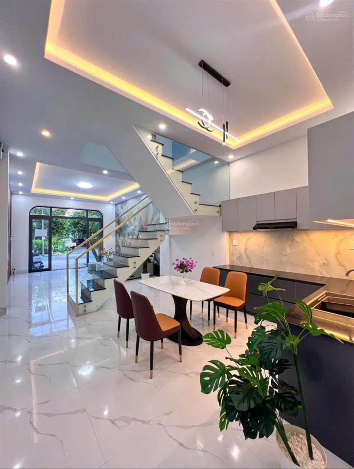 Nhà mới xây 5x23m, 1trệt, 1lầu, 3phòng ngủ, 3wc, có chỗ để xe hơi.