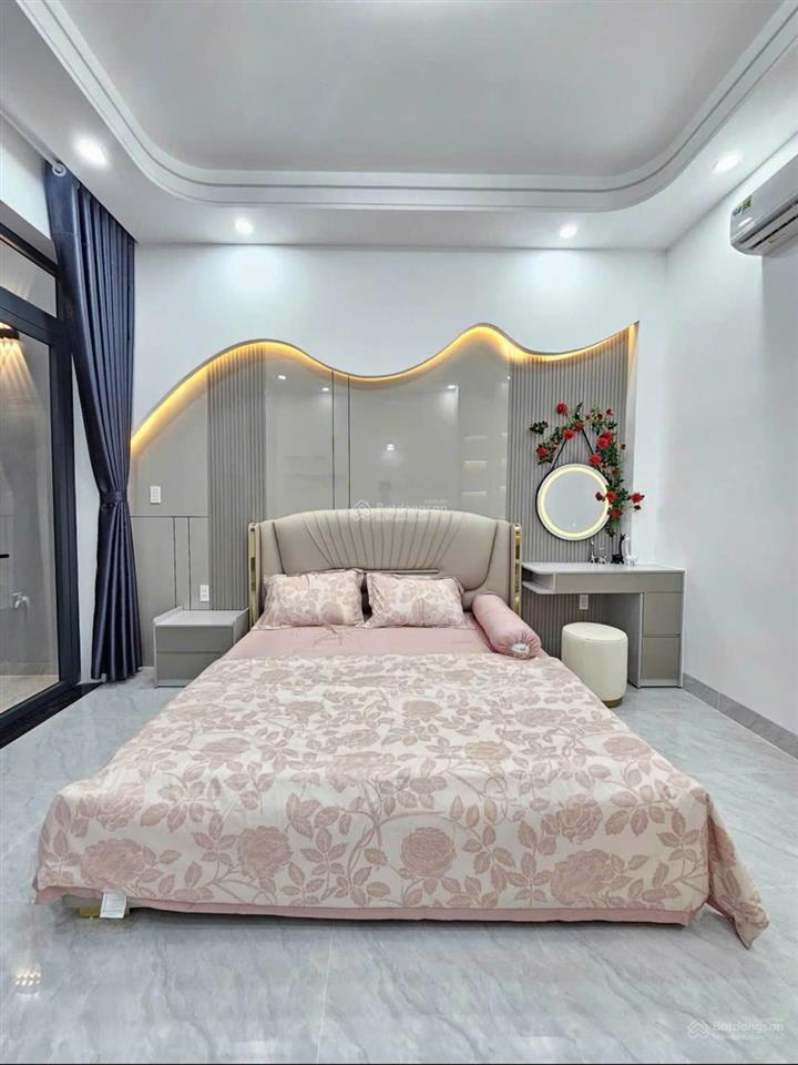 Nhà mới xây 5x23m, 1trệt, 1lầu, 3phòng ngủ, 3wc, có chỗ để xe hơi.