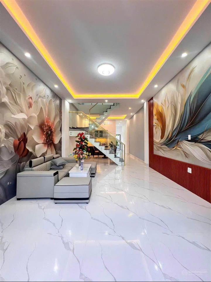 Nhà mới xây 5x23m, 1trệt, 1lầu, 3phòng ngủ, 3wc, có chỗ để xe hơi.