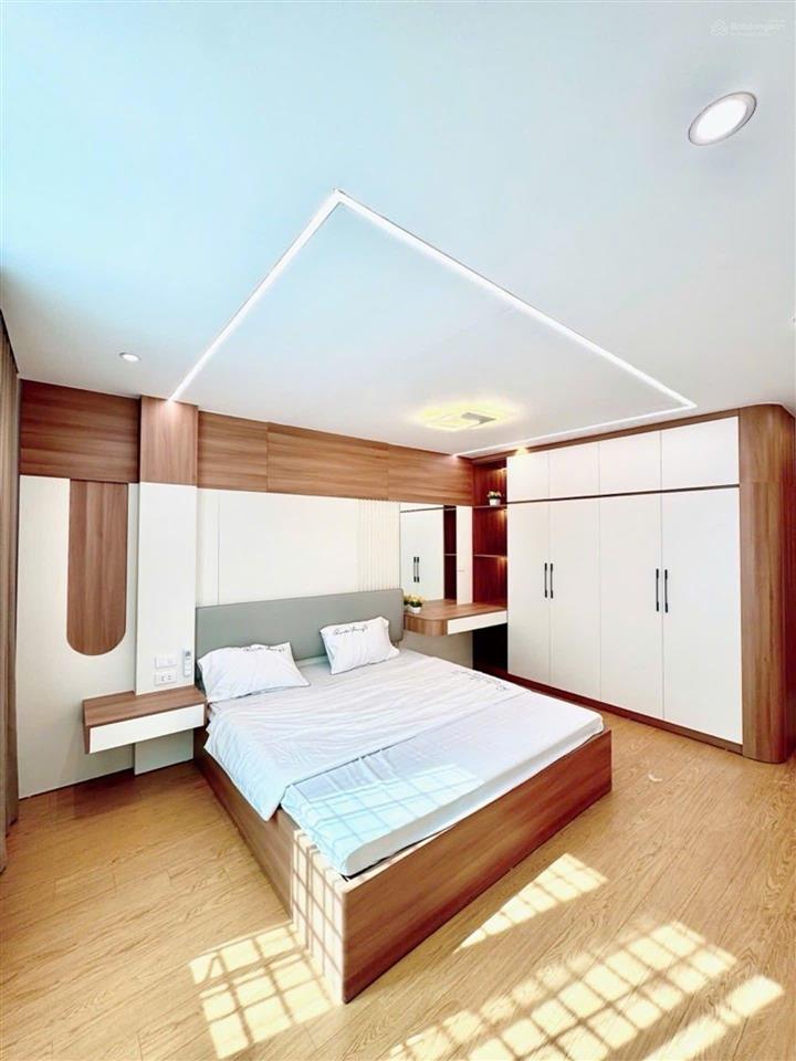 Bán gấp nhà hoàng văn thái 45m2 mặt tiền 4m 5 tầng full nội thất gara ô tô