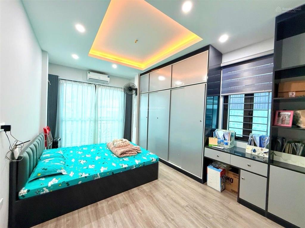 Mặt phố kinh doanh sầm uất lô góc nhà đẹp như mới ô tô