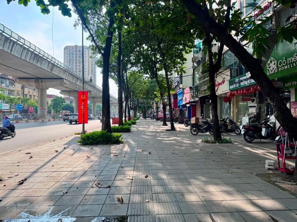 Mặt phố hồ tùng mậu  vỉa hè đá bóng  ô tô vào nhà  kinh doanh đa dạng sầm uất tấp nập ngày đêm