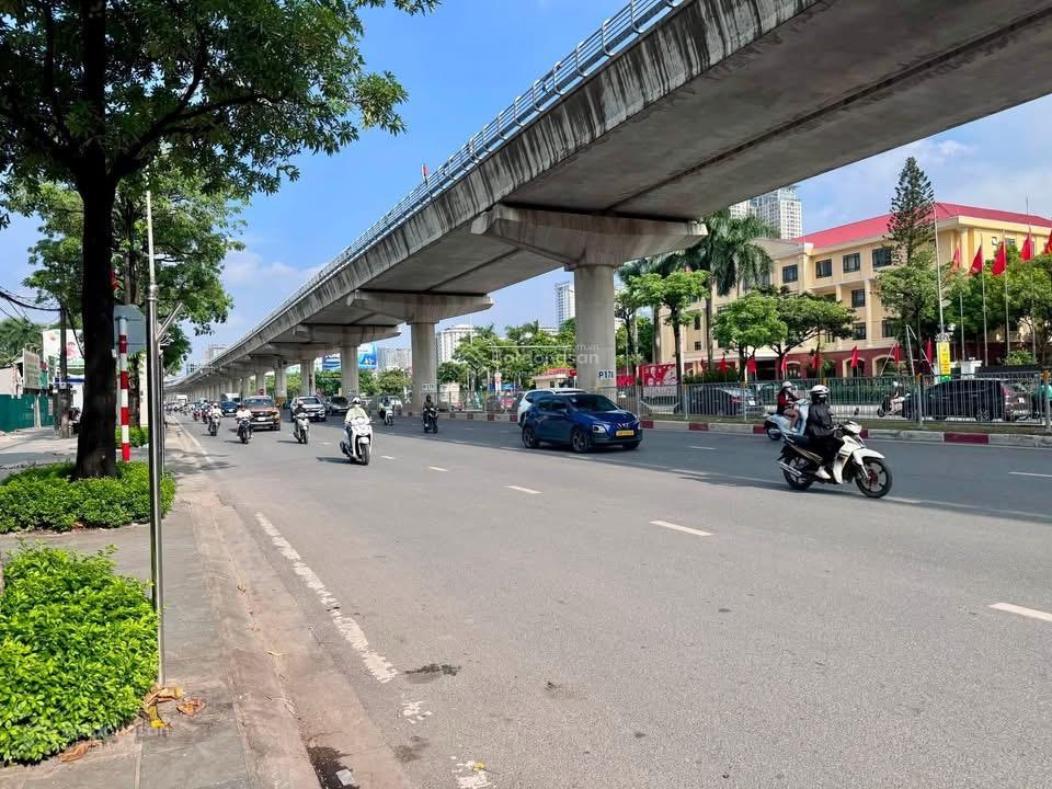 Mặt phố hồ tùng mậu  vỉa hè đá bóng  ô tô vào nhà  kinh doanh đa dạng sầm uất tấp nập ngày đêm