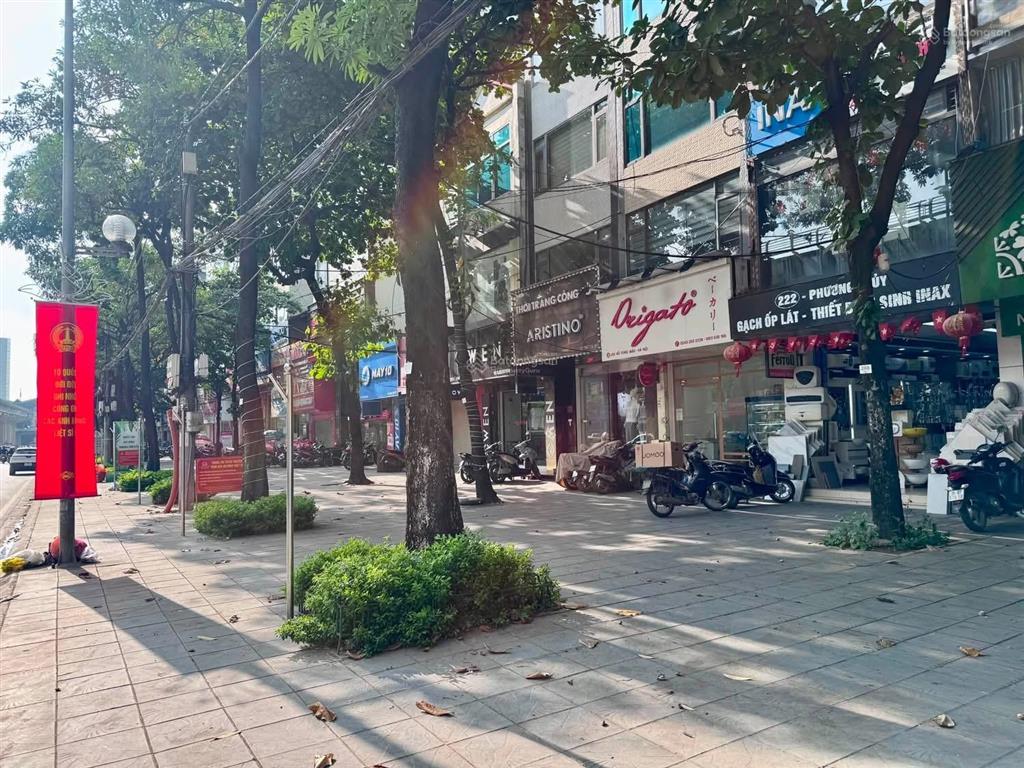 Mặt phố hồ tùng mậu  vỉa hè đá bóng  ô tô vào nhà  kinh doanh đa dạng sầm uất tấp nập ngày đêm