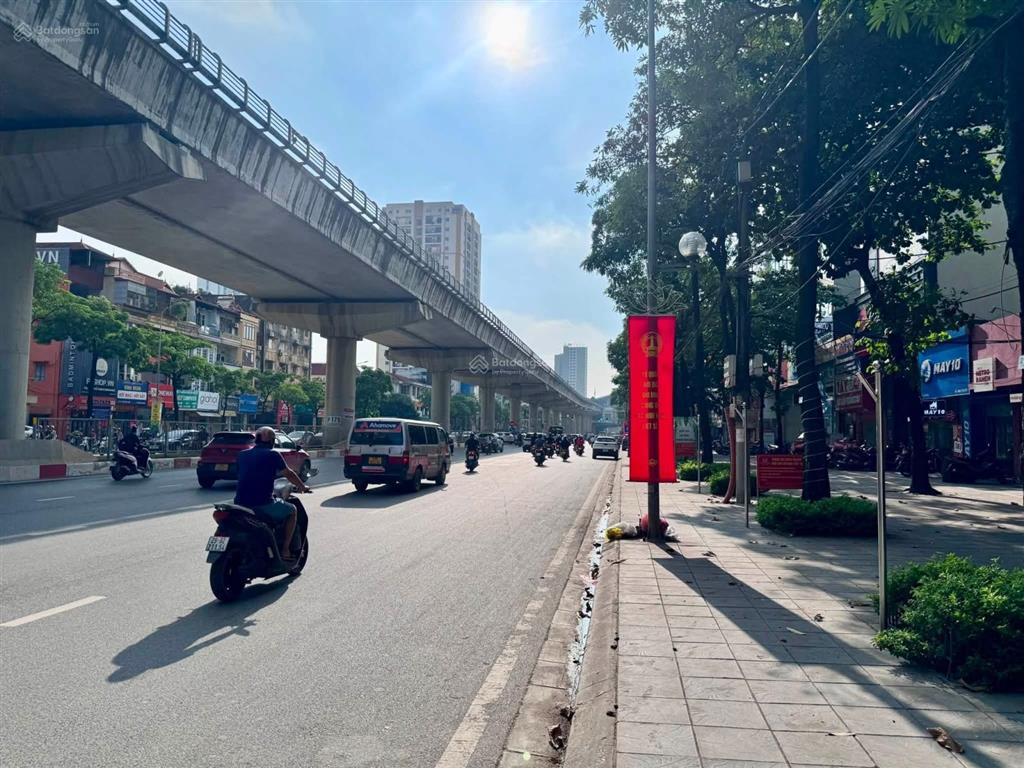 Mặt phố hồ tùng mậu  vỉa hè đá bóng  ô tô vào nhà  kinh doanh đa dạng sầm uất tấp nập ngày đêm