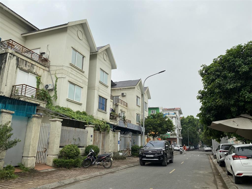 116tr/m  biệt thự lô góc 4 mặt thoáng  3 mặt ô tô chạy vòng quanh đậu đỗ ngày đêm chủ thiện chí