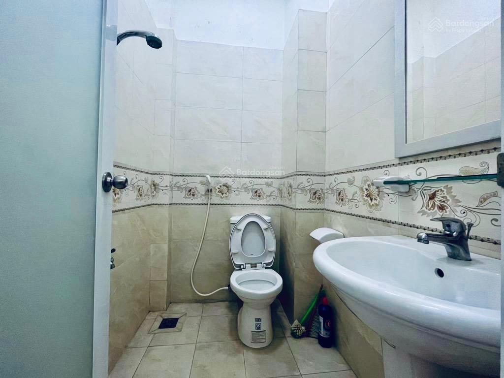 Bán nhà ngang 4m x 16m phường 2 tân bình ô tô đậu cửa