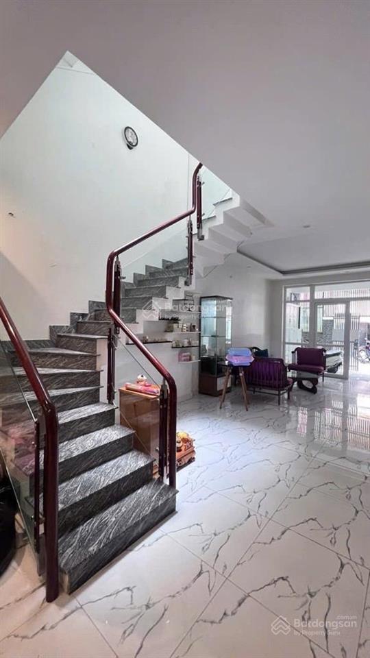 Bán nhà út tịch phường 4  4,5m x 14,2m = 73m2 3 tầng  chỉ 9.5 tỷ