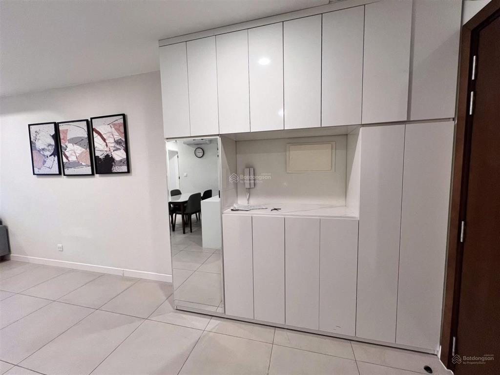 Chủ nhà chuyển công tác cần chuyển nhượng 2pn 74m2 giá 8,5tỷ tầng cao view hồ tây