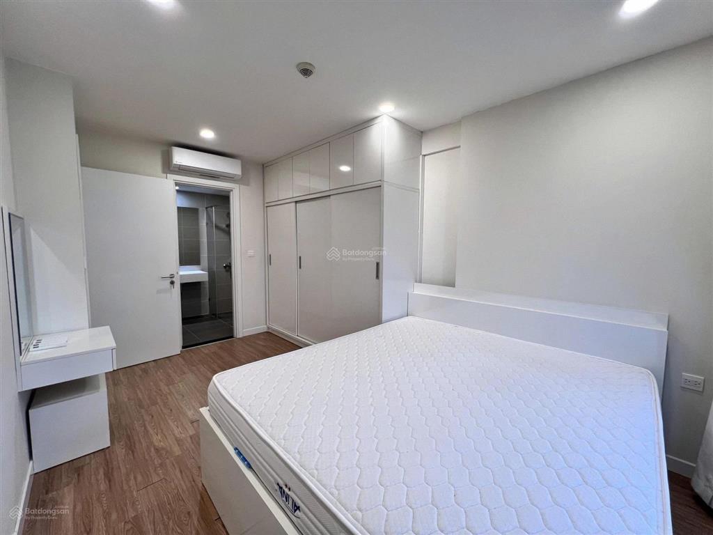 Chủ nhà chuyển công tác cần chuyển nhượng 2pn 74m2 giá 8,5tỷ tầng cao view hồ tây