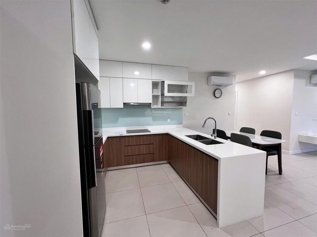 Chủ nhà chuyển công tác cần chuyển nhượng 2pn 74m2 giá 8,5tỷ tầng cao view hồ tây