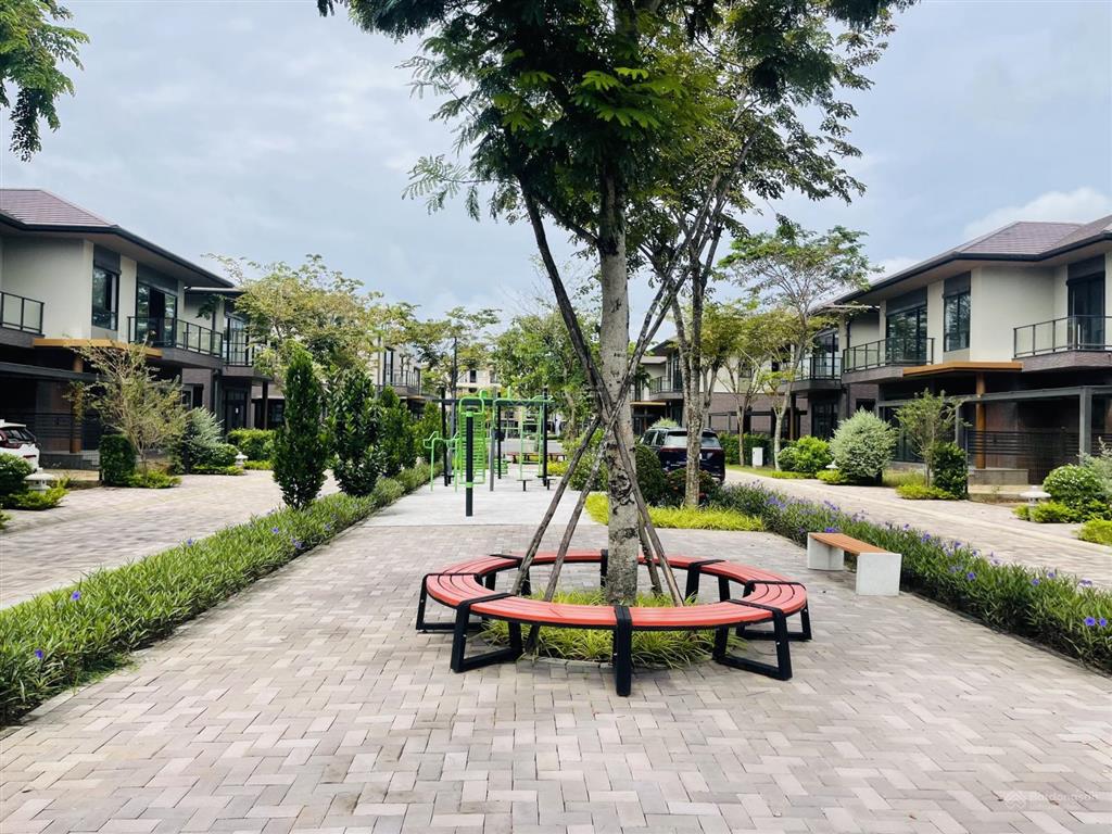Biệt thự đơn lập 225m2 bán 10 tỷ thanh toán 30%, hỗ trợ vay 70%, ls tốt.  0938 919 ***