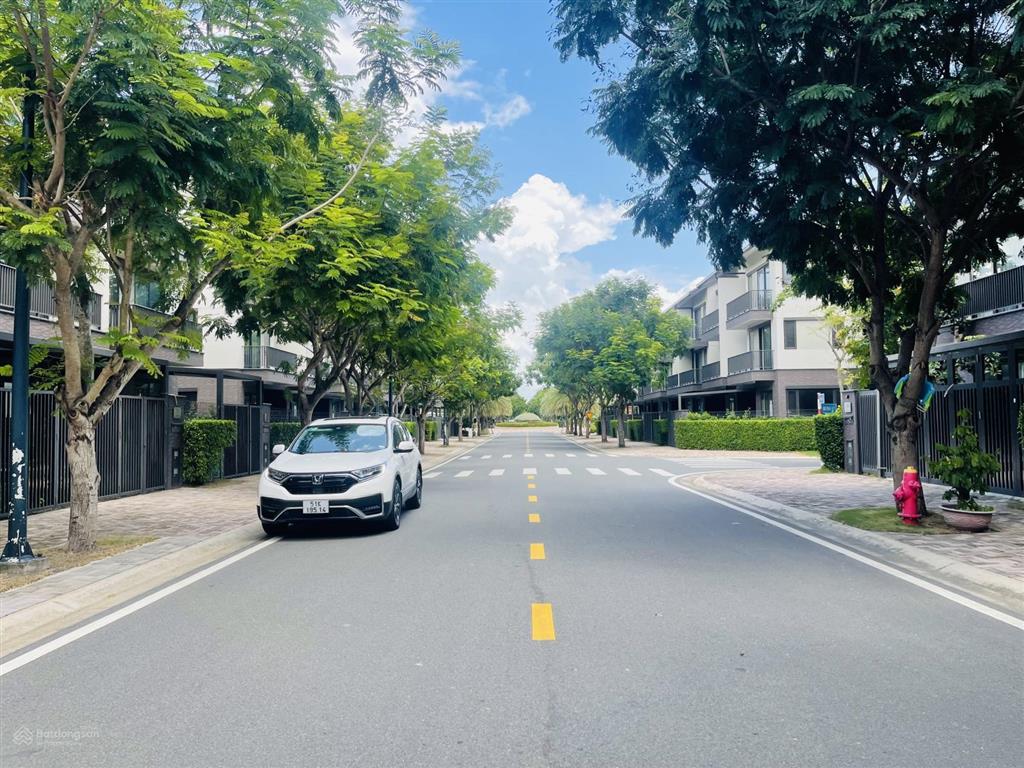 Bán gấp nhà phố vườn 2 lầu  giá 4.8 tỷ   0938 919 ***