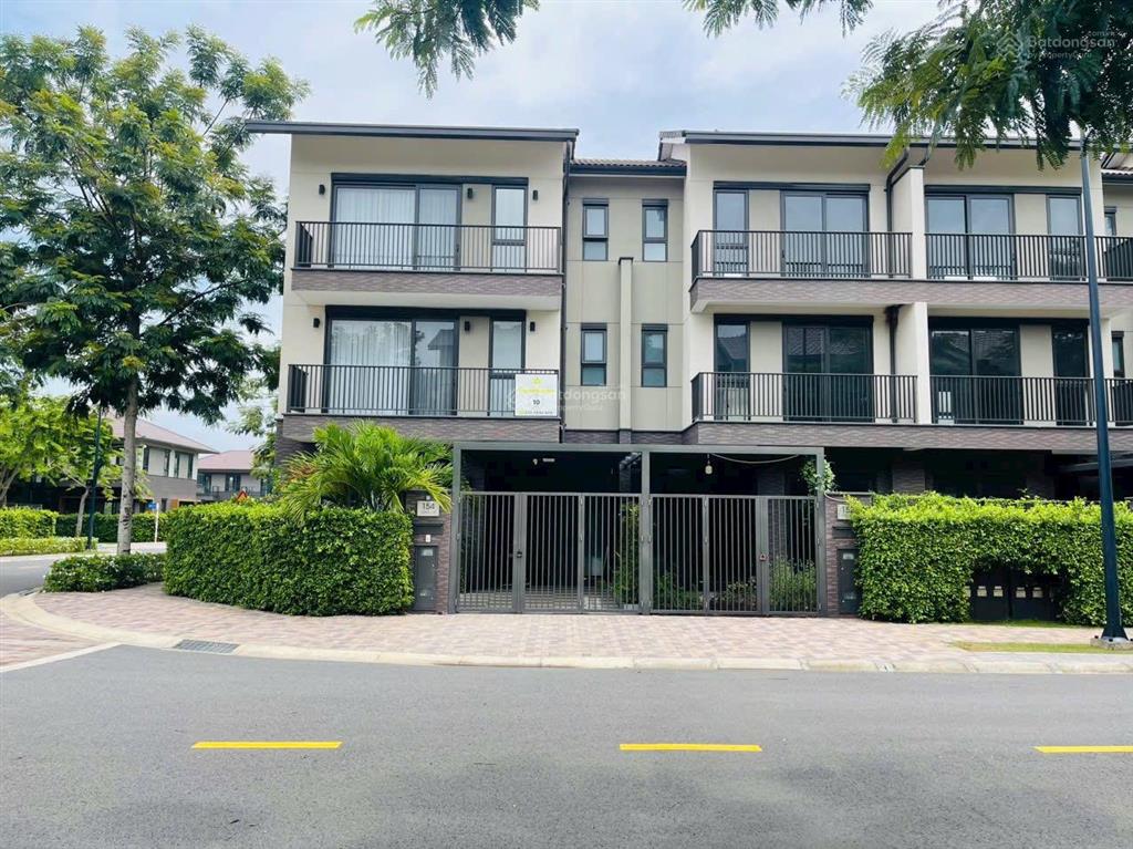 Bán gấp nhà phố vườn 2 lầu  giá 4.8 tỷ   0938 919 ***