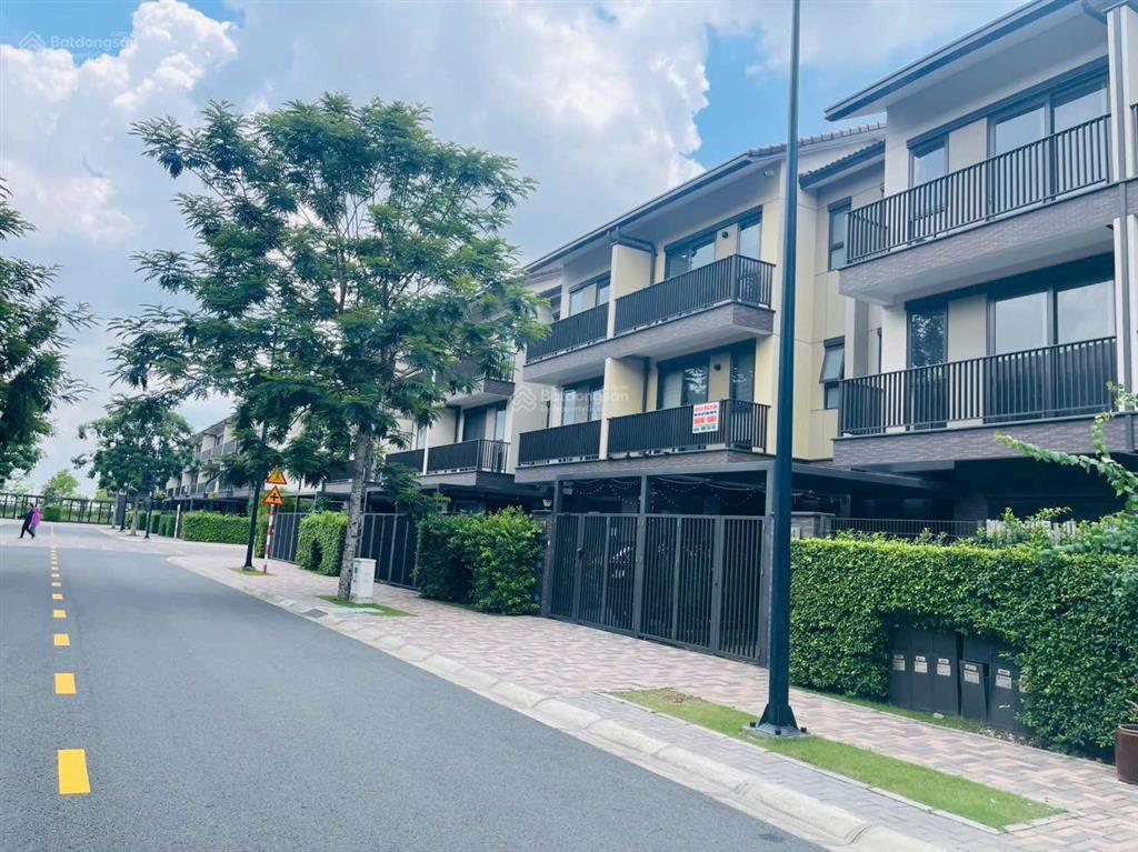 Bán gấp nhà phố vườn 2 lầu  giá 4.8 tỷ   0938 919 ***