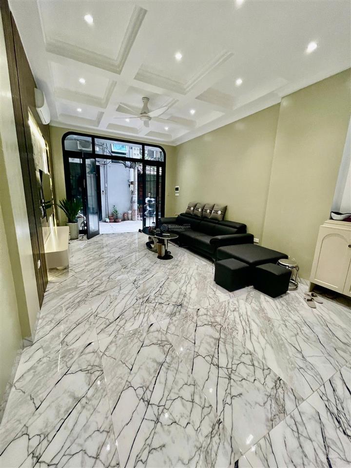 Căn nhà mới xây siêu đẹp phố ngọc khánh, có thang máy dt 40m2 x 6 tầng, mt 4m, giá 28tr