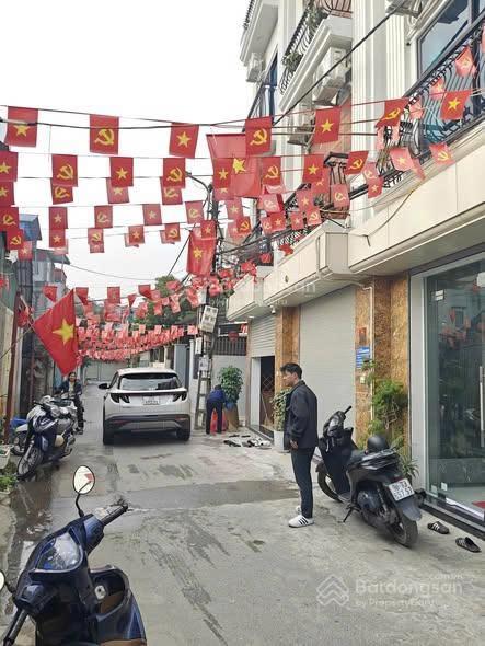 Ngõ thông  kinh doanh  ô tô 7 chỗ đỗ cửa