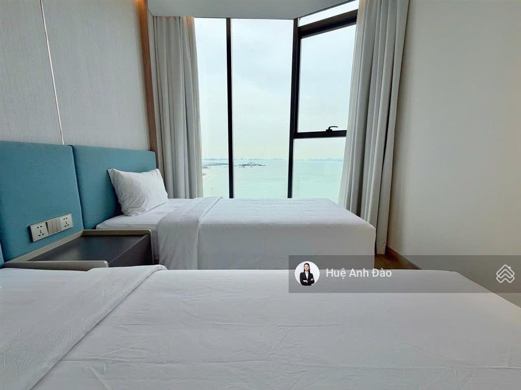 Hiếm có 5 tỷ! căn 2 ngủ view biển  ban công đông nam giá hời alacarte, một bước chân chạm cát