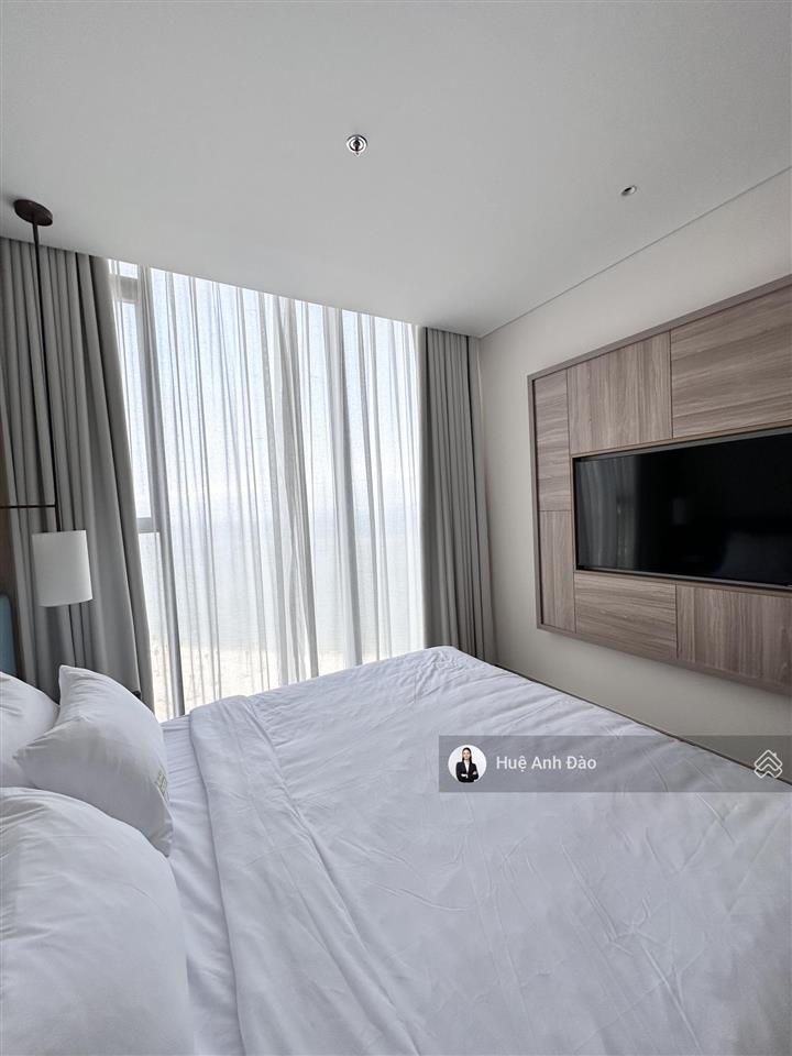 Hiếm có 5 tỷ! căn 2 ngủ view biển  ban công đông nam giá hời alacarte, một bước chân chạm cát