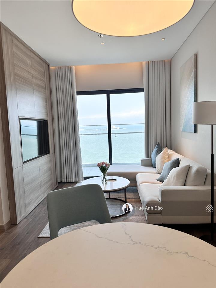 Hiếm có 5 tỷ! căn 2 ngủ view biển  ban công đông nam giá hời alacarte, một bước chân chạm cát