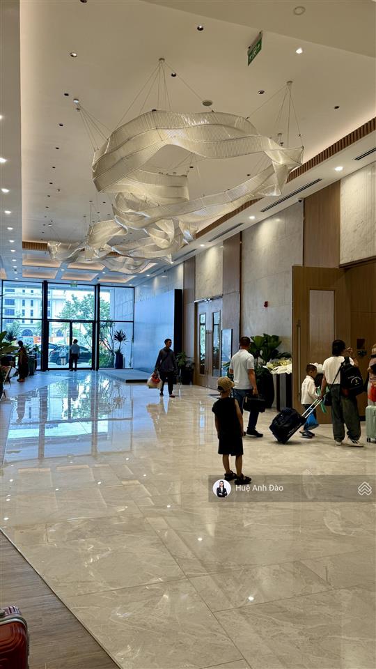 Bán bằng giá hợp đồng  căn 2 ngủ góc đông nam, view đảo rều mát mẻ  chỉ 3,2 tỷ