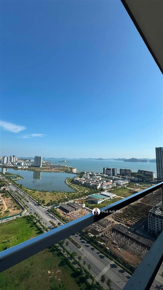 Bán bằng giá hợp đồng  căn 2 ngủ góc đông nam, view đảo rều mát mẻ  chỉ 3,2 tỷ