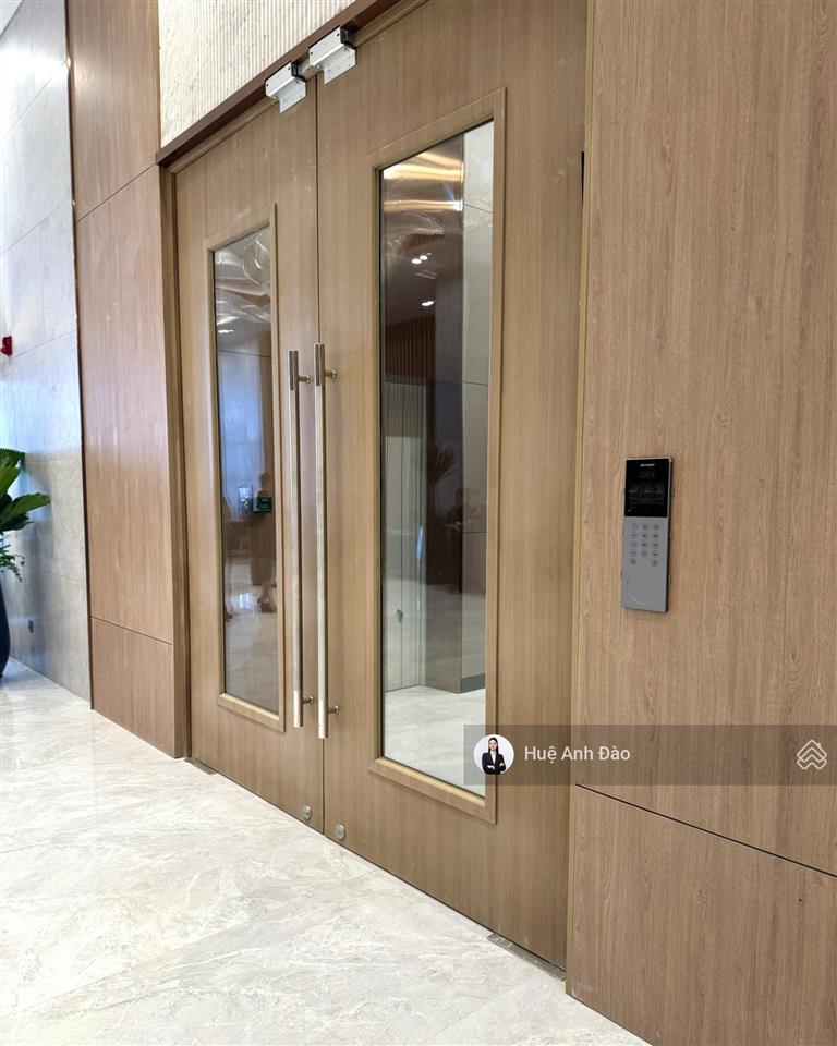 Bán bằng giá hợp đồng  căn 2 ngủ góc đông nam, view đảo rều mát mẻ  chỉ 3,2 tỷ