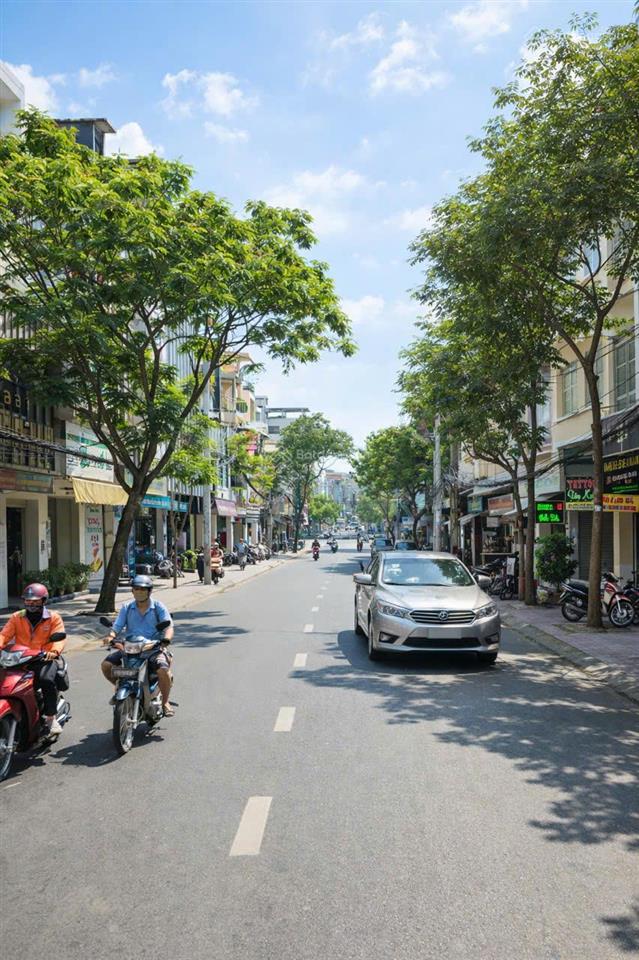 Sát vách chợ phạm văn hai tân bình  đường 8m thông thoáng  ngang 5m nở hậu  3 tầng  133m