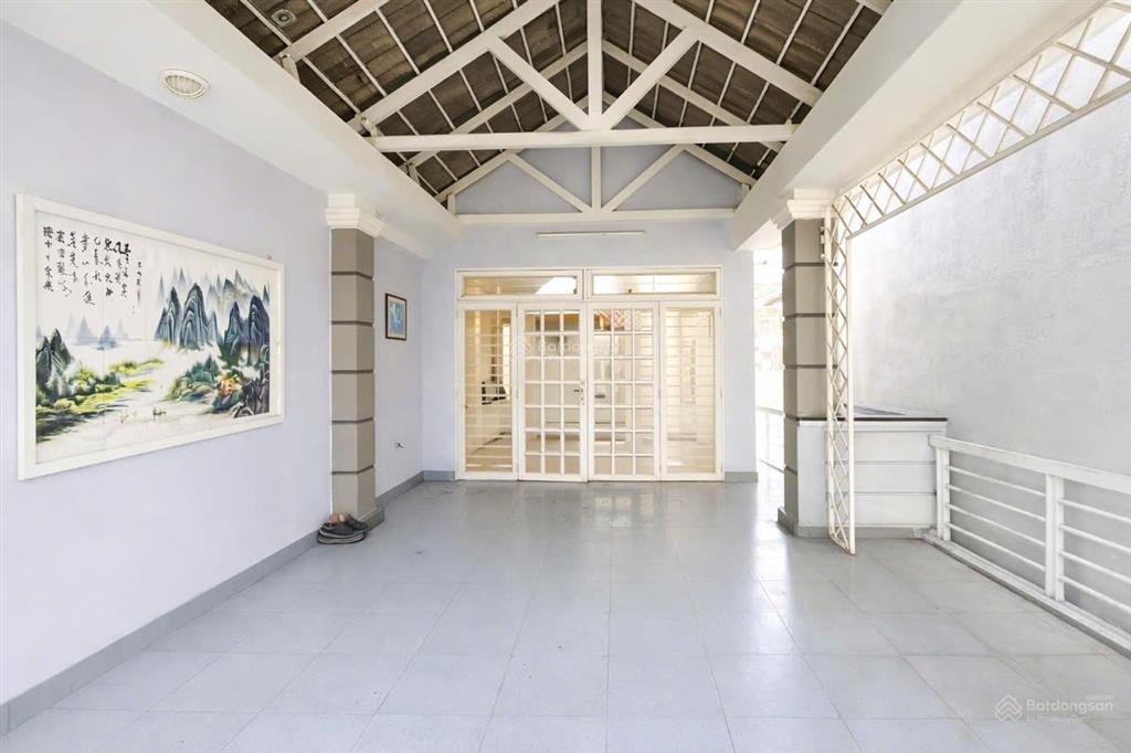 Sát vách chợ phạm văn hai tân bình  đường 8m thông thoáng  ngang 5m nở hậu  3 tầng  133m