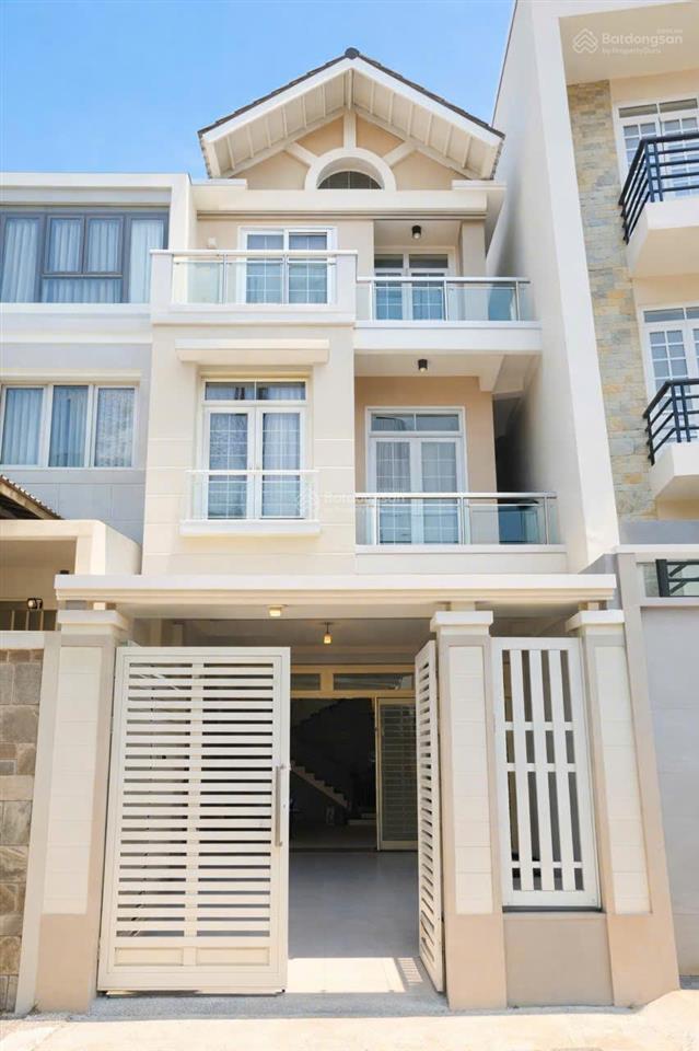Sát vách chợ phạm văn hai tân bình  đường 8m thông thoáng  ngang 5m nở hậu  3 tầng  133m